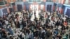 Cientos de alumnos de posgrado durante la orientación para alumnos internacionales de Rise University