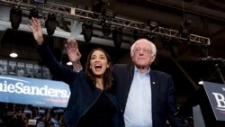 El aspirante a la nominación presidencial demócrata, Bernie Sanders, saluda a seguidores acompañado de la legisladora demócrata por Nueva York, Alexandra Ocasio-Cortez, en un evento de campaña en el Whittemore Center Arena en la Universidad de New Hampshire. Feb. 10 de 2020. Reuters.