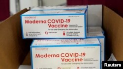 Se observan dosis empacadas de la vacuna COVID-19 en el centro de distribución de McKesson en Olive Branch, Mississippi, EE. UU. [Foto de archivo].