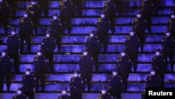 Miembros de las fuerzas de seguridad con máscaras protectoras participan en una ceremonia de ascenso de policías a cabos en San Salvador, El Salvador, el 30 de septiembre de 2020.