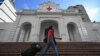 Una mujer pasa frente a la sede principal De la Cruz Roja en Caracas, Venezuela, este sábado 5 de agosto de 2023. Este lunes, se revelaron los nuevos directivos de la junta interventora de la organización, tras decisión judicial.
