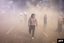 La gente choca con policías antidisturbios frente al consulado israelí durante una protesta para mostrar solidaridad con los palestinos, en Estambul el 18 de octubre de 2023.
