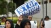 Seorang aktivis perempuan membawa poster saat demo di Jakarta, 10 Desember 2019. (Foto: AFP)