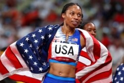 Juegos Olímpicos de Tokio 2020 - Atletismo - Relevos 4 x 400 m femeninos - Final - Estadio Olímpico, Tokio, Japón - 7 de agosto de 2021. Allyson Felix de los Estados Unidos celebra después de ganar el oro REUTERS / Lucy Nicholson