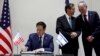 ARCHIVO - El secretario de Estado de Estados Unidos, Marco Rubio, firma el libro de visitas durante su reunión con el presidente israelí Isaac Herzog en Jerusalén, Israel, el 16 de febrero de 2025.