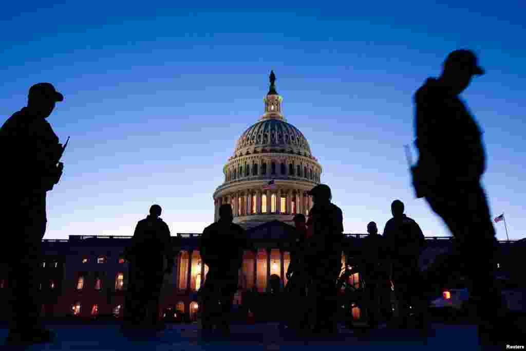 El Capitolio y sus alrededores se ha blindado esta noche para recibir a las tres ramas del gobierno de EEUU, que re reúne una vez al año en la sede del Legislativo para escuchar el tradicional discurso presidencial sobre el Estado de la Nación. Este será el tercero para Biden desde que asumió como mandatario en 2021.&nbsp;