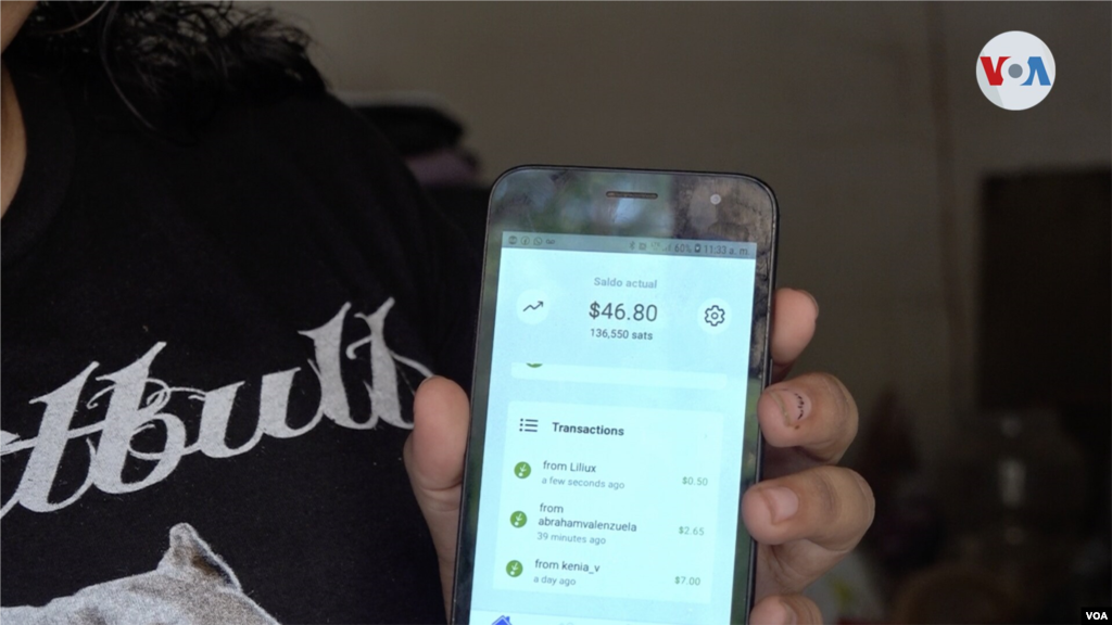 Margarita Castillo hace una venta en su tienda ubicada a la orilla de la carretera Panamericana, en la entrada a El Zonte. El usuario le paga con bitc&#243;in. 