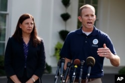 Brock Long, director de FEMA, la agencia federal de manejo de emergencias, acompañado por la secretaria interina de Seguridad del Territorio Nacional Elaine Duke, hablan con periodistas en la Casa Blanca sobre la ayuda a Puerto Rico por los daños dejados por el huracán María. Sept. 26, 2017.