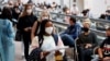 Miembros del equipo de gimnasia de EE. UU., Incluida Simone Biles, llegan al Aeropuerto Internacional de Narita antes de los Juegos Olímpicos de Tokio 2020, en Narita, al este de Tokio, Japón, el 15 de julio de 2021.