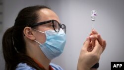 Un miembro del equipo de vacunación prepara una jeringa con una dosis de la vacuna de AstraZeneca, en un centro de vacunación establecido en el Centro Internacional de Conferencias de Edimburgo, Escocia, el 1 de febrero 2021.