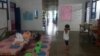 Salah seorang dari tiga anak penderita HIV di Pulau Samosir, Sumatera Utara, masih aman dan tidak diusir warga. (Foto: Anugrah/VOA)
