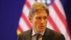 លោក​ ​Tom Malinowski​ ​ឧបការី​រដ្ឋមន្រ្តី​ការ​បទេស​ ​អាមេរិក​ទទួល​បន្ទុក​សិទ្ធិ​មនុស្ស​ ​ប្រជា​ធិប​តេយ្យ​និង​សិទ្ធិការងារ​​ថ្លែង​ប្រាប់​ក្រុម​អ្នក​សារ​ព័ត៌មាន នា ស្ថានទូត​សហរដ្ឋ​អាមេរិក​ប្រចាំ​ក្រុងភ្នំពេញ​ នាថ្ងៃ​ទី១៩ ខែ​កក្កដា ​ឆ្នាំ២០១៦។ (នៅ វណ្ណារិន/VOA) 