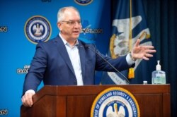 El gobernador de Louisiana, John Bel Edwards, ordenó el uso de mascarillas a todas las personas de ocho años en adelante ante el aumento de casos de COVID-19.