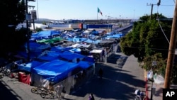 ARHIVO. El tránsito de miles de migrantes por suelo mexicano hacia Estados Unidos ha formado campamentos donde pernoctan mientras encuentran vías para seguir travesía, como este formado en la frontera mexicana con EEUU a finales de 2021.