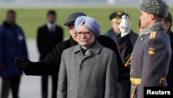 India's Prime Minister Manmohan Singh (front) takes part in a welcoming ceremony next to an honour guard upon his arrival at Moscow's Vnukovo airport, Oct. 20, 2013.
