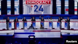 ARCHIVO - Precandidatos a la presidencia de EEUU durante el primer debate republicano, celebrado en Milwaukee el pasado mes de agosto.

