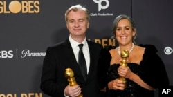 Christopher Nolan, izquierda, y Emma Thomas posan en la sala de prensa con el premio a mejor película dramática por "Oppenheimer", en la 81a edición de los Globos de Oro el domingo 7 de enero, en el Hotel Beverly Hilton en Beverly Hills, California.
