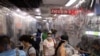 Compradores con mascarillas llenan una tienda de tecnología equipada con láminas de plástico usadas como cortinas protectoras, en Caracas. Junio 5 de 2020.