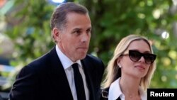 Hunter Biden sa suprugom Melissom Cohen Biden ispred suda u Wilmingtonu, 10. juni 2024. (REUTERS/Hannah Beier)
