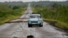 ARCHIVO - Un auto recorre una carretera llena de cables eléctricos caídos tras el paso del huracán Rafael en San Antonio de los Baños, Cuba, el 7 de noviembre de 2024. 