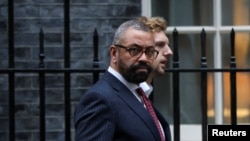 El ministro del Interior, James Cleverly, fue el encargado de dar a conocer las medidas. "La inmigración a este país es demasiado alta y tiene que bajar", dijo.