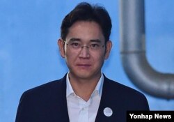 25일 서울중앙지법 선고공판에서 징역 5년을 선고받은 뒤 굳은 표정으로 법정을 나서는 이재용 삼성전자 부회장.