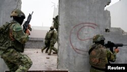 Soldados buscan miembros de bandas de narcotraficantes, armas ocultas o drogas durante una operación gubernamental para devolver casas, supuestamente robadas por bandas de narcotraficantes, a sus legítimos dueños, en Durán, Ecuador, el 19 de julio de 2024.
