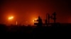 Llamas de gas se ven en instalaciones de la compañía estatal PDVSA en Jusepín, Venezuela, el 29 de marzo de 2023. Las empresas Ena y Repsol esperan ampliar sus convenios con la firma petrolera venezolana.