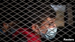 Un joven migrante se encuentra bajo custodia de la Patrulla Fronteriza de EE. UU. tras cruzar el Río Grande por Texas, el 9 de marzo de 2021.