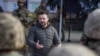 ARCHIVO. El 14 de noviembre el presidente Volodymyr Zelensky visitó a las tropas en el frente de guerra en la recién liberada ciudad de Kherson, que el gobierno ruso aún la consideraba suya, gestos de cercanía con su pueblo que le abonan en apoyos dentro y fuera del país. 