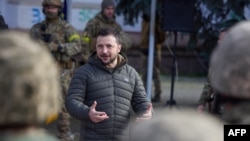 ARCHIVO. El 14 de noviembre el presidente Volodymyr Zelensky visitó a las tropas en el frente de guerra en la recién liberada ciudad de Kherson, que el gobierno ruso aún la consideraba suya, gestos de cercanía con su pueblo que le abonan en apoyos dentro y fuera del país. 