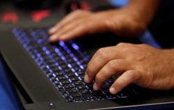 Seorang pria mengetik di keyboard selama konvensi peretas di Las Vegas, Nevada, AS pada 29 Juli 2017. (Foto: REUTERS/Steve Marcus)