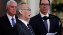 El viceprimer ministro chino, Liu, lee una carta enviada por el presidente de China, antes de firmar la "fase uno" de un acuerdo comercial entre China y Estados Unidos con el presidente Donald Trump, en la Sala Este de la Casa Blanca.