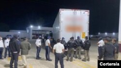 EL INM de la Secretaría de Gobernación rescató a 359 personas migrantes de origen centroamericano hacinadas en la caja de un camión tipo torton el domingo 16 de enero de 2022. [Foto cortesía Instituto Nacional de Migración].
