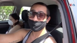Rafael Colina, que lleva poco más de un año en el sur de la Florida y que se ha quedado sin trabajo, espera en la cola para que le entreguen comida.