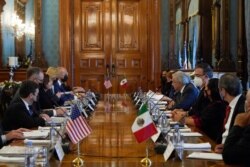 La vicepresidenta Kamala Harris y el presidente mexicano Andrés Manuel López Obrador asisten a una reunión bilateral el martes 8 de junio de 2021 en el Palacio Nacional en la Ciudad de México.