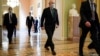El líder de la mayoría del Senado itch McConnell camina hacia la cámara del Senado en el Capitolio.