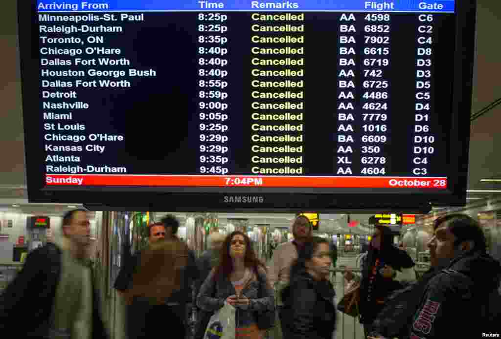 Nyu-Yorkun LaGuardia aeroportunda uçuşlar təxirə salınıb. 28 oktyabr, 2012.