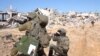 Soldados israelíes operan entre las ruinas de edificios en la Franja de Gaza. Captura de video del 26 de febrero de 2024.