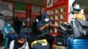 Para penumpang bus yang mudik ke kampung halaman di tengah merebaknya COVID-19, di terminal Kalideres, Jakarta, 3 Mei 2021. (Foto: Ajeng Dinar Ulfiana/Reuters)