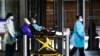 Para petugas medis membawa pasien di Rumah Sakit NYU Langone di tengah pandemi virus corona (Covid-19) di Manhattan, New York, 3 Mei 2020. (Foto: Reuters)