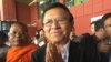 រូបឯកសារ៖ លោក​ កឹម សុខា​ ប្រធានគណបក្ស​សង្គ្រោះជាតិ​ ជម្រាប​សួរ​អ្នកគាំទ្រ​គណបក្ស​នៅ​អាកាសយាន​ដ្ឋាន​អន្តរជាតិ​ភ្នំពេញ​ បន្ទាប់​ពី​លោក​បាន​វិល​ត្រឡប់​ពី​សហរដ្ឋអាមេរិក​វិញ​ កាលពី​ថ្ងៃ​ទី​១៦​ ខែ​ឧសភា​ ឆ្នាំ​២០១៧។ (ហ៊ុល រស្មី/VOA)