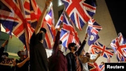 香港抗议者手举英国国旗在英国驻港总领事馆前示威。（2019年10月23日）（路透社）