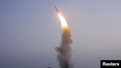 Corea del Norte hace un ensayo de un nuevo misil antiaéreo el 30 de septiembre de 2021. Foto de la agencia de prensa norcoreana KCNA divulgada por Reuters.