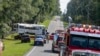 Un autobús es retirado después de chocar con una camioneta matando a ocho de los más de 50 trabajadores migrantes que iban en el autobús, el martes 14 de mayo de 2024, en Ocala, Florida. El conductor de la camioneta, Bryan Maclean Howard, está acusado de ocho cargos de homicidio.