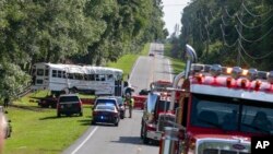 Un autobús es retirado después de chocar con una camioneta matando a ocho de los más de 50 trabajadores migrantes que iban en el autobús, el martes 14 de mayo de 2024, en Ocala, Florida. El conductor de la camioneta, Bryan Maclean Howard, está acusado de ocho cargos de homicidio.