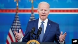 El presidente Joe Biden anunció nuevas restricciones a viajeros internacionales el jueves 2 de diciembre, desde Maryland, en un discurso en el que habló sobre el plan de Estados Unidos para enfrentar la variante ómicron del COVID-19.