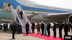 El analista político Peter Hakim compara la visita del presidente Barack Obama a Brasil, con la que realizó en 2010 a la India, en donde se lograron importantes acuerdos de intercambio tecnológico.