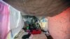 La gente se reúne en un campamento para personas que perdieron su hogar durante el terremoto del 14 de agosto en Les Cayes, Haití, el 23 de agosto de 2021.