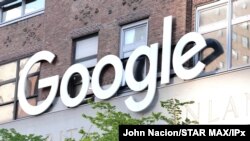 Un gran número de empleados de la empresa hacen trabajo remoto.